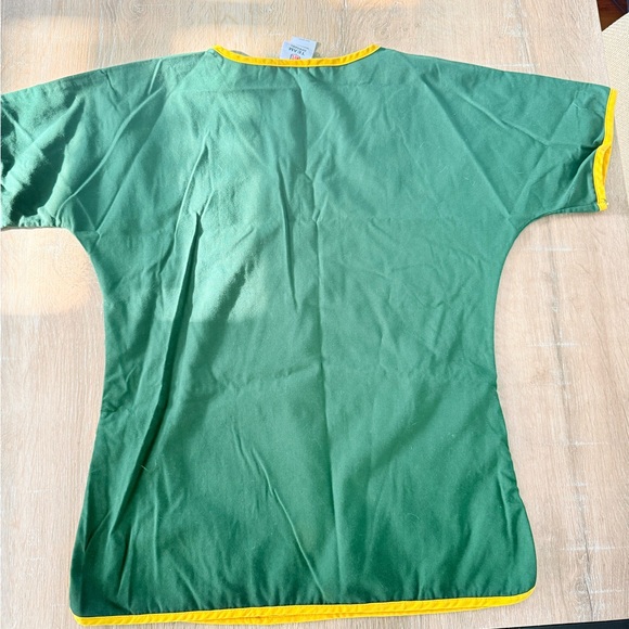 Green Bay Packers official NFL brand Scrub Top with Yellow Trim and Team Patch - Picture 5 of 6